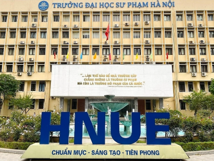 Tòa nhà chính của Trường Đại học Sư phạm Hà Nội với logo HNUE đặt trước sân trường.